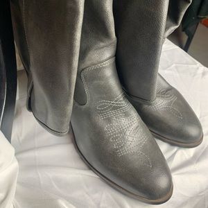 Gray leather knee boot - size 11 (like new)